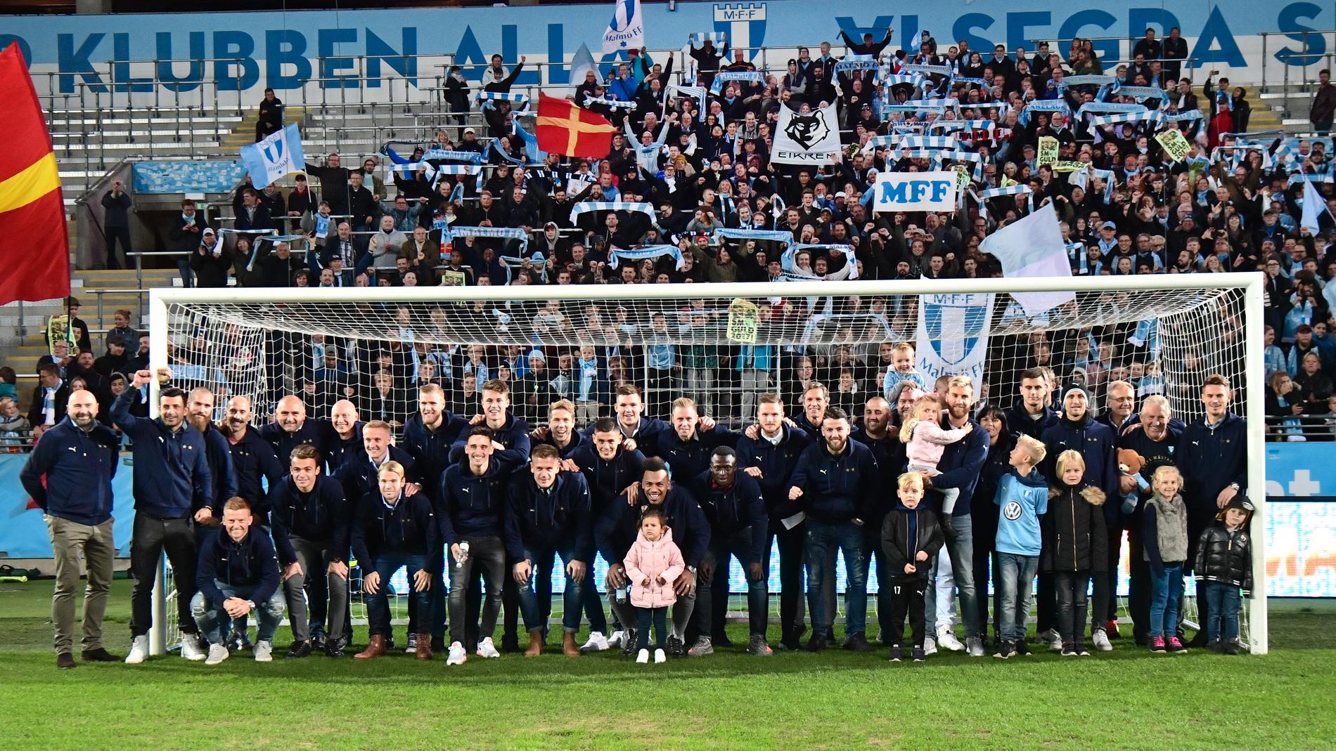 Så här såg det ut när Malmö FF firade sitt senaste SM-guld 2017 med sina supportrar på hemmaarenan, dagen efter att titeln säkrats borta mot IFK Norrköping. Arkivbild.