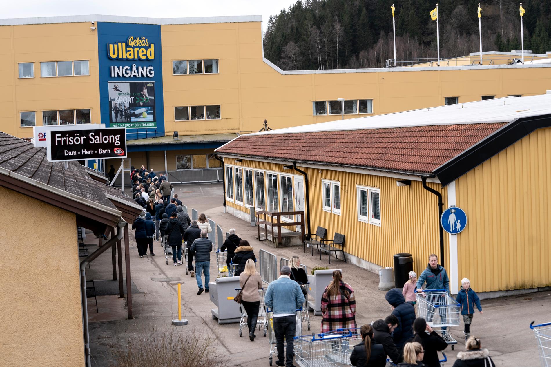 Gekås i Ullared tar nomalt emot 7 500 personer åt gången. För att minska köerna har Gekås delat upp varuhuset i två delar.