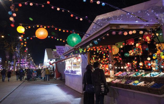 Champs Elysées förvandlas till en julmarknad.