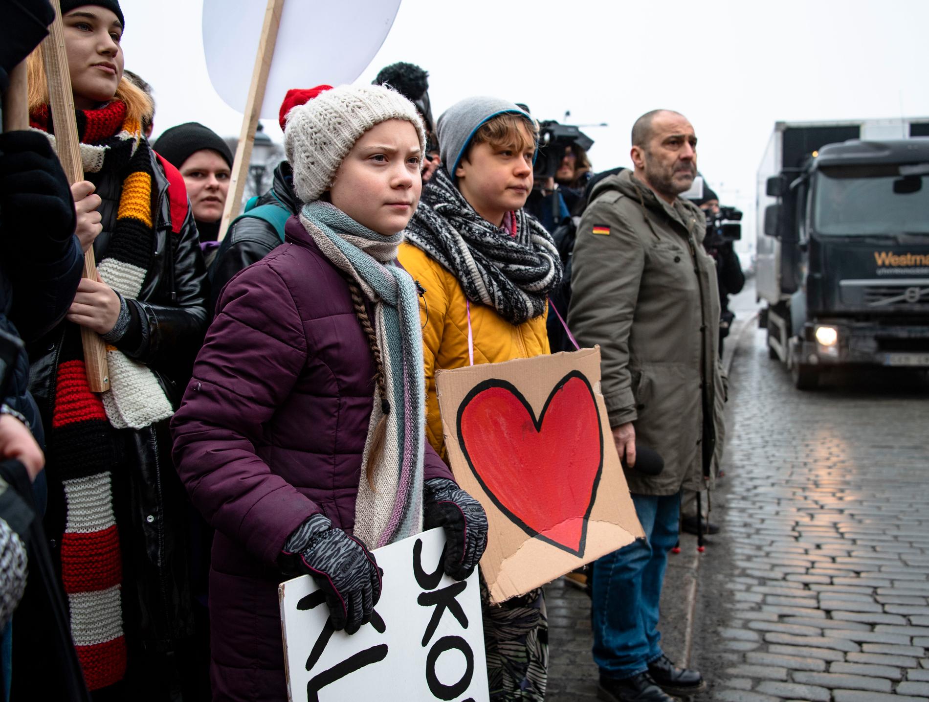 Klimataktivisten Greta Thunberg tillsammans med andra skolstrejkande ungdomar på Mynttorget i Stockholm under den globala klimatstrejken "Global strike for future". 