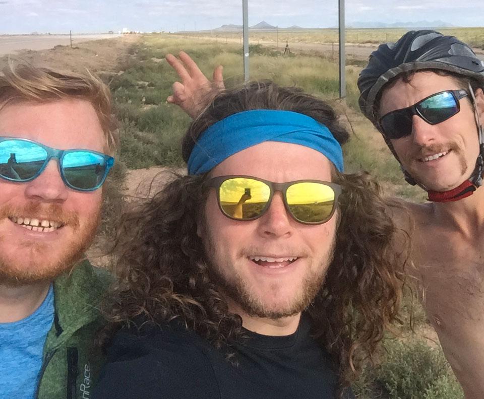 Kommunikationen var ofta svår under resan, men inte i USA. Här är Kristian tillsammans med Ethan i mitten och Adam till höger, som han cyklade med i några dagar i New Mexico. 