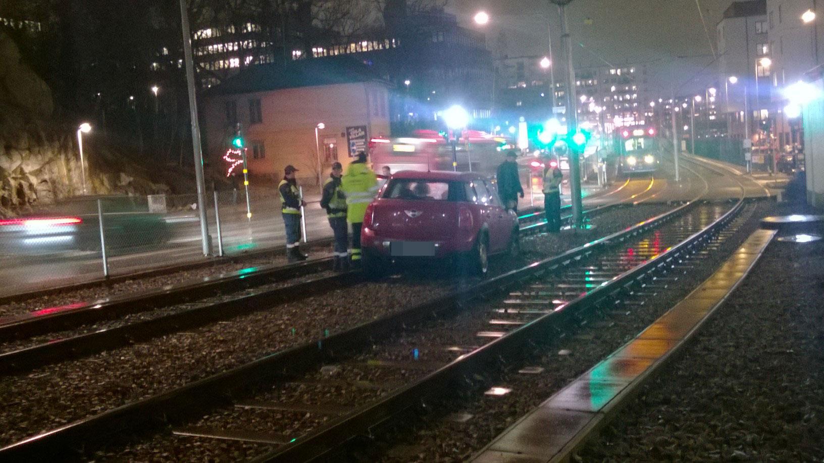 Bilen hamnade på tågspåret.