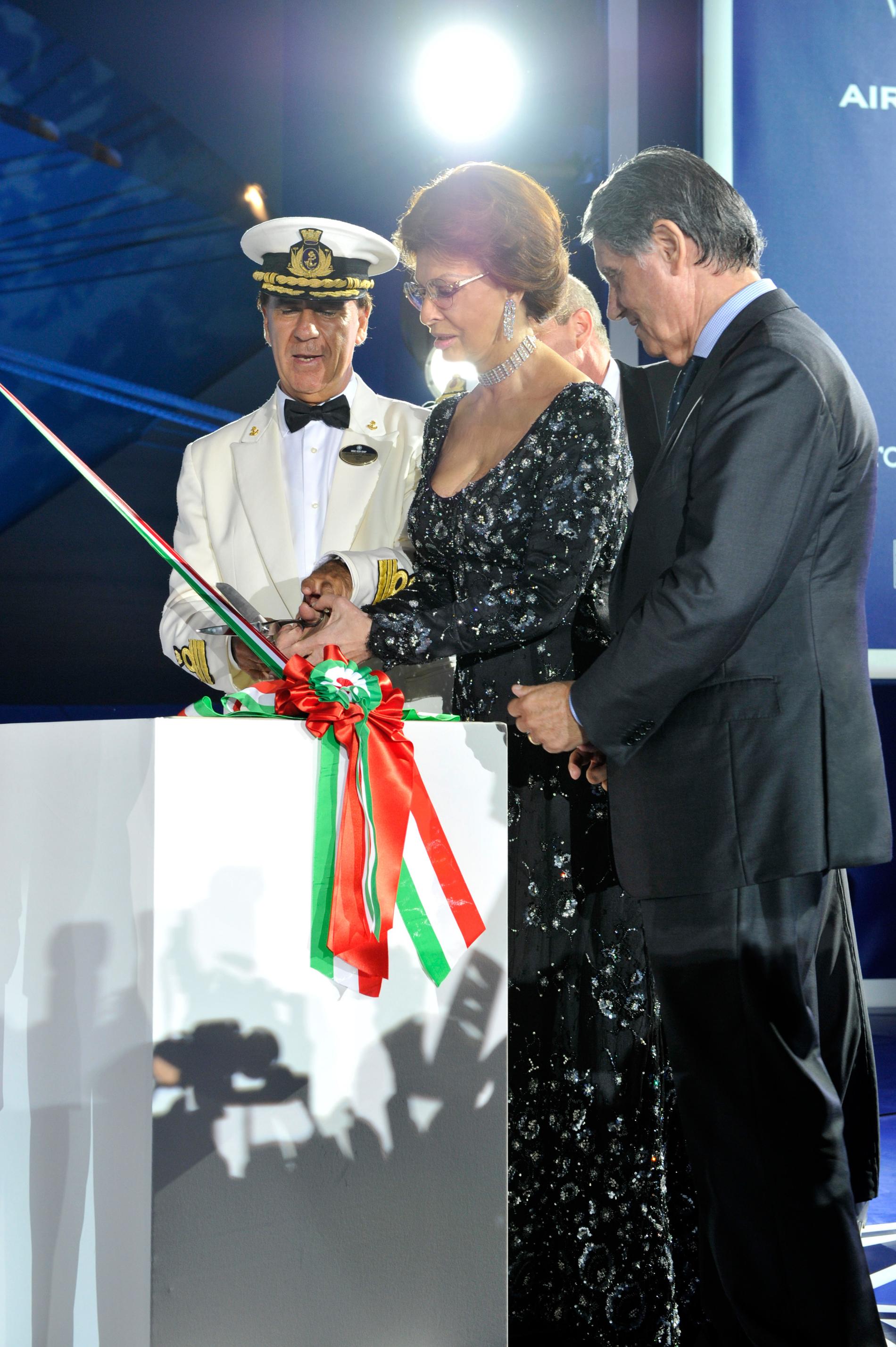 Skådespelaren Sophia Loren är gudmor för MSC:s fartyg och döpte nya jätten MSC Divina i Marseille den 26 maj.