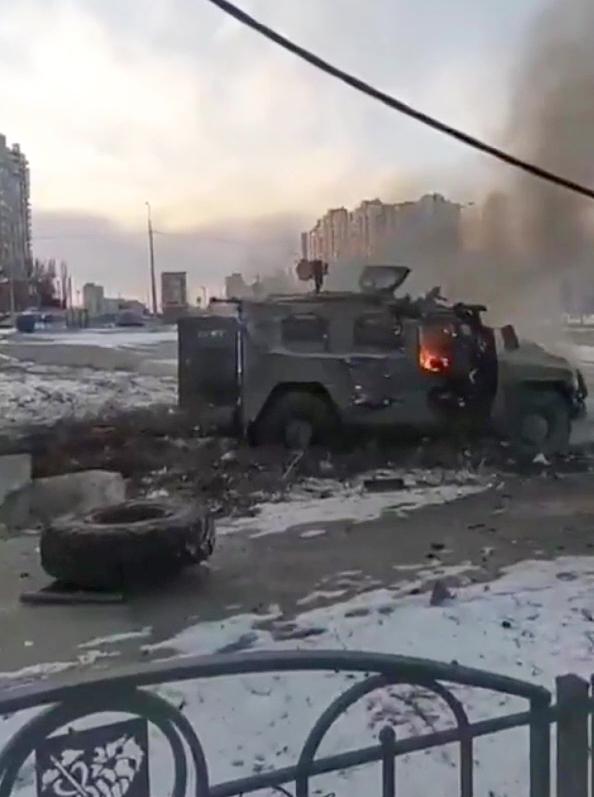 Videoklipp från ukrainska militären visar hur ett ryskt stridsfordon förstörts i Charkiv på söndagen.