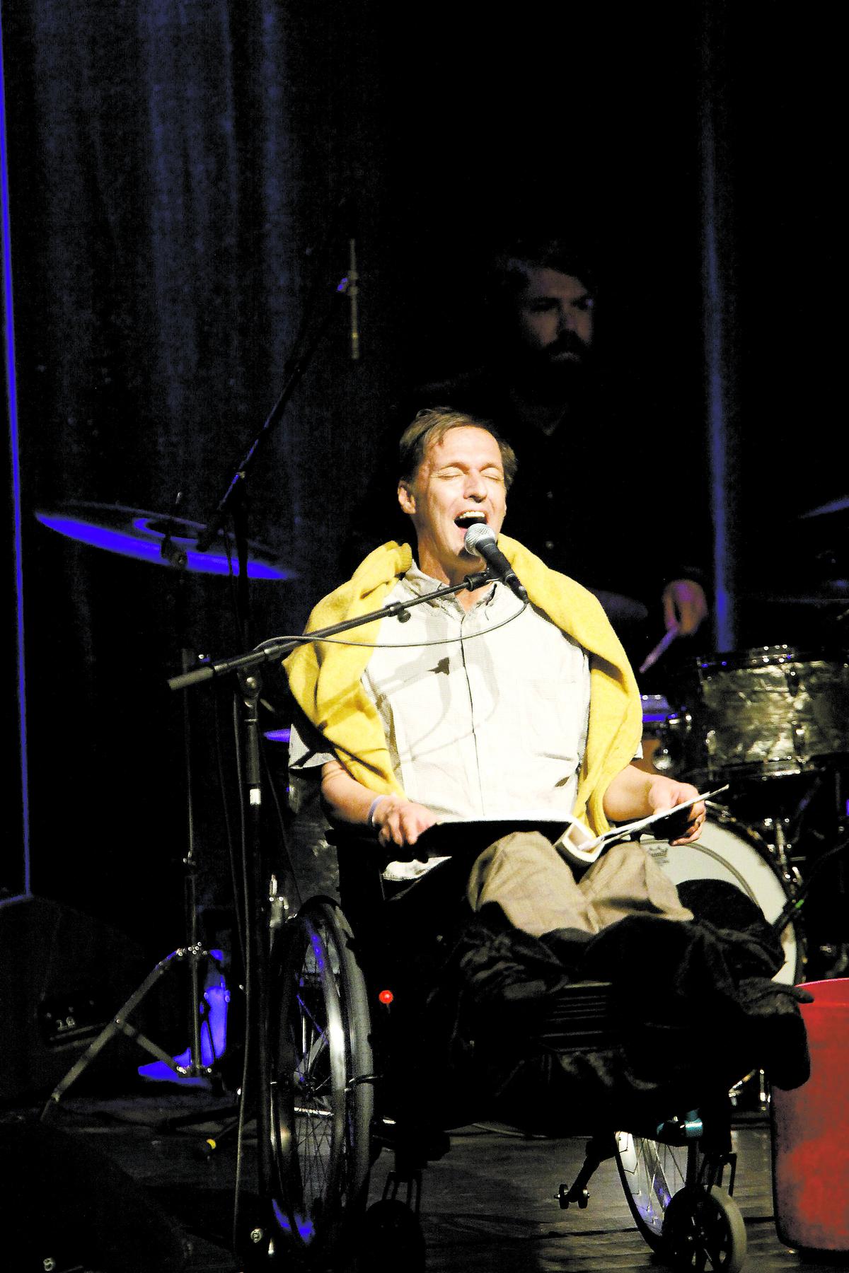 Trots att Olle Ljungström hade fötterna i bandage och sjöng ur en pärm sprakade det på scenen 2011.