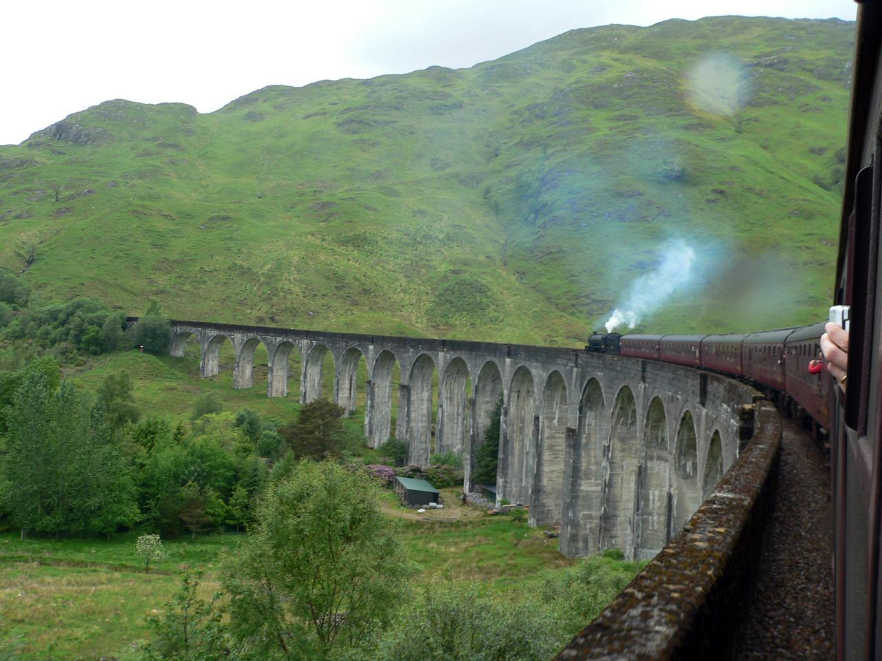 West Highland Line, Skottland Har röstats fram som världens vackraste järnväg av magasinet Wanderlusts läsare. Förbinder hamnstäderna Mallaig och Oban. Den 30 meter höga Glenfinnan Viaduct finns för övrigt med i en av Harry Potter-filmerna.
 Kolla in billigaste flygen till Storbritannien här.