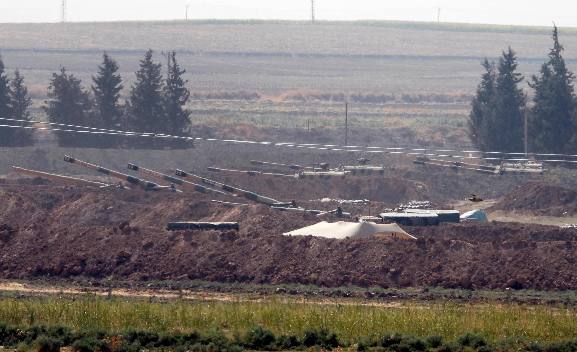 Turkiskt artilleri nära gränsen mot Syrien.