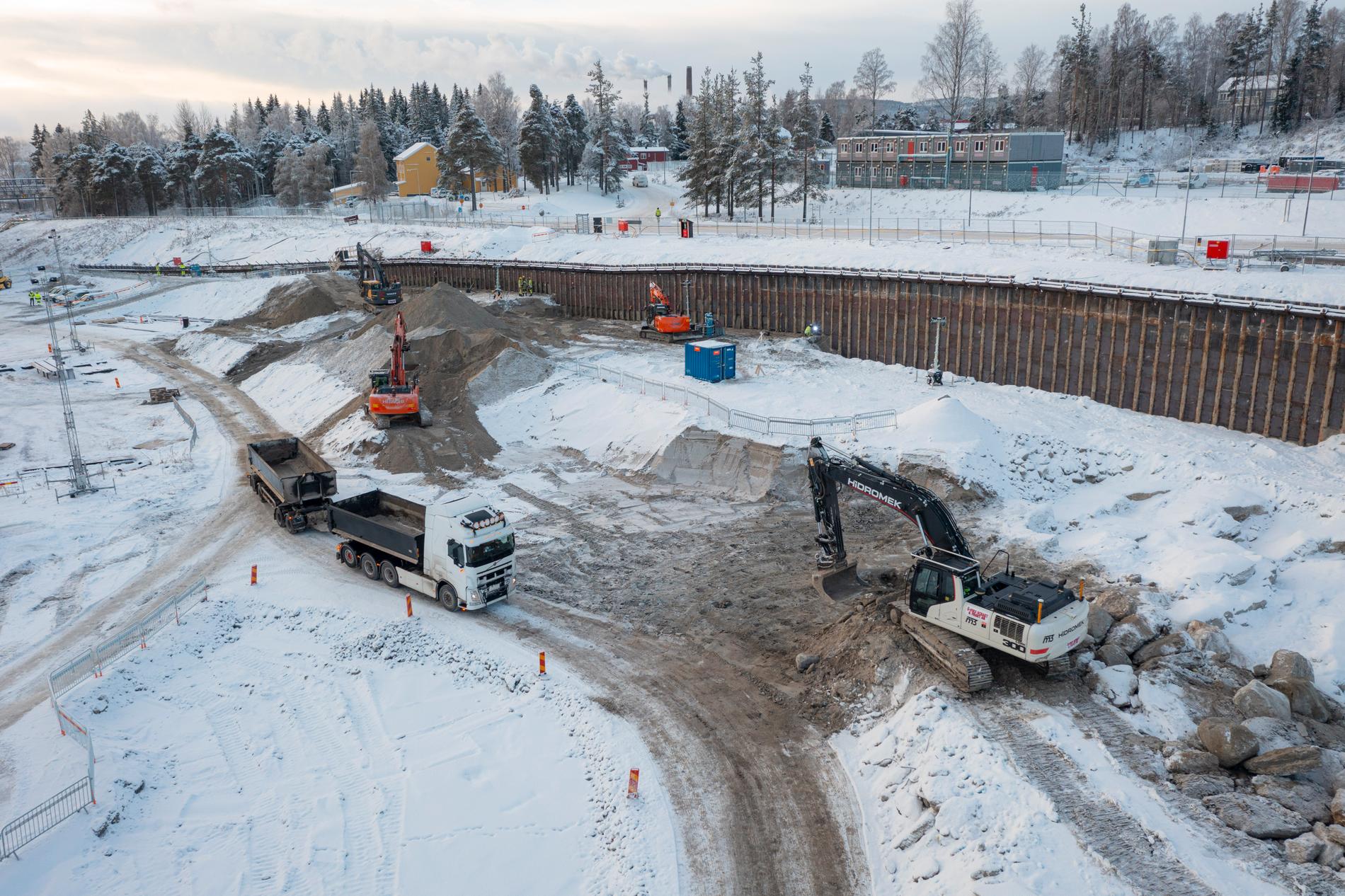 I somras togs första spadtagen i Örnsköldsvik för den nya anläggningen. Pressbild.