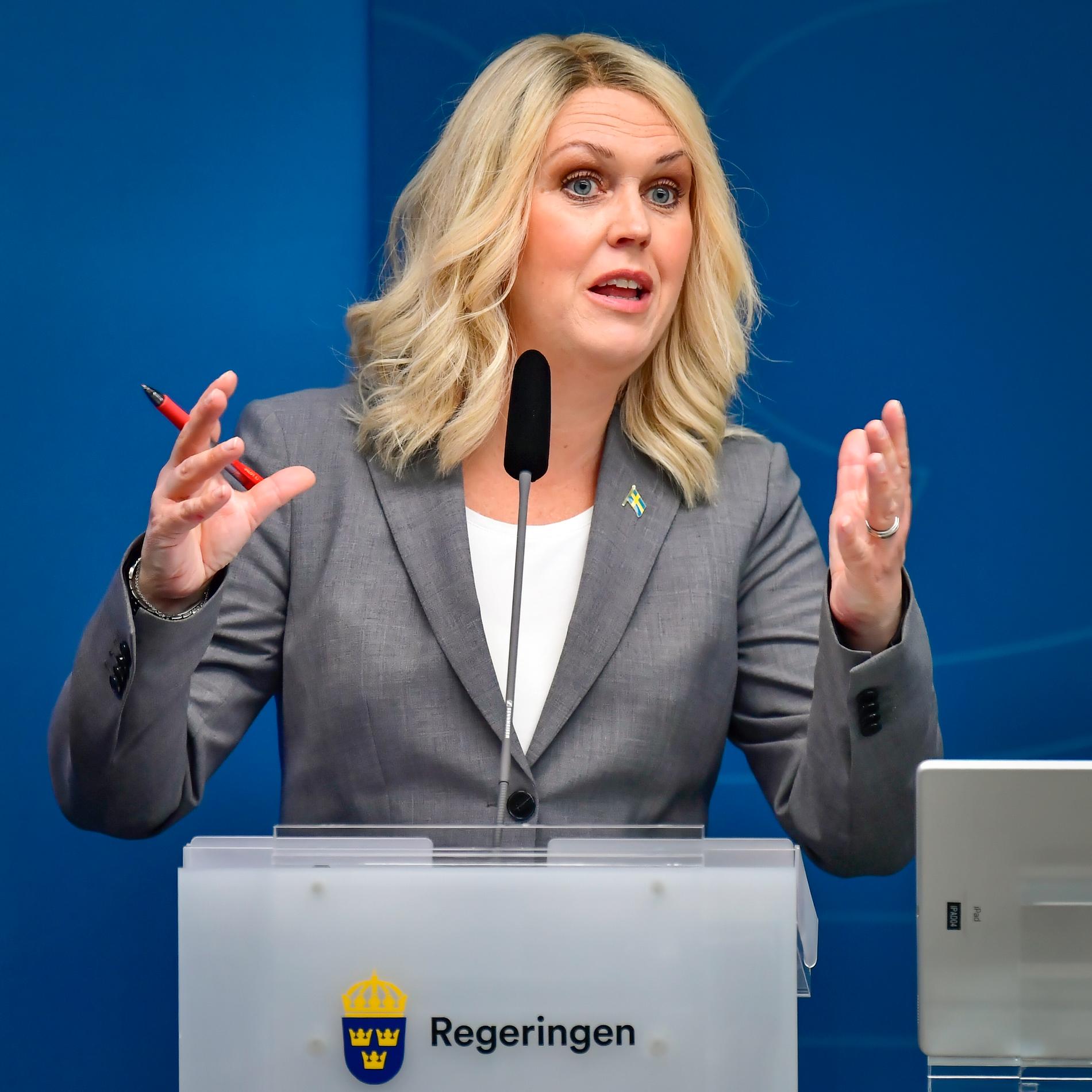 Socialminister Lena Hallengren på en pressträff.