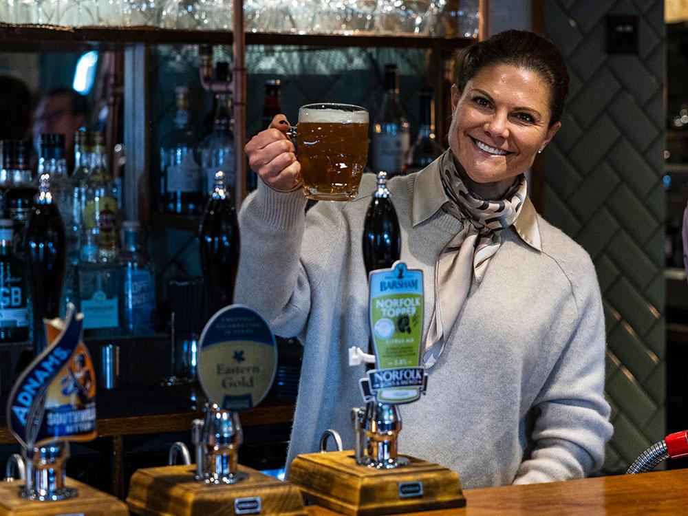 Kronprinsessan Victoria fick testa på att hälla upp en lokalproducerad öl på puben The three Blackbirds. 