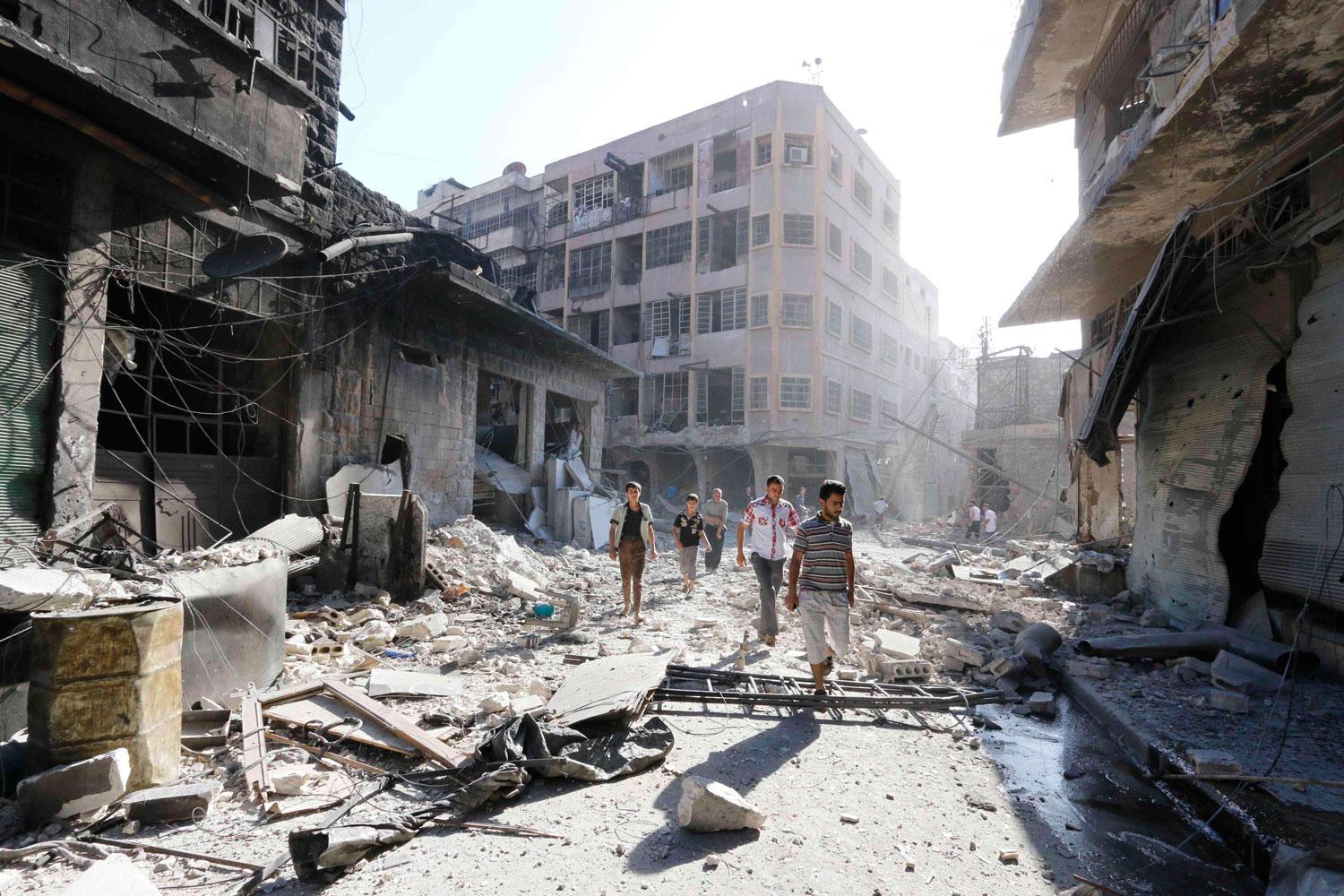 Skador efter att en bomb sprängts i staden Aleppo, Syrien.