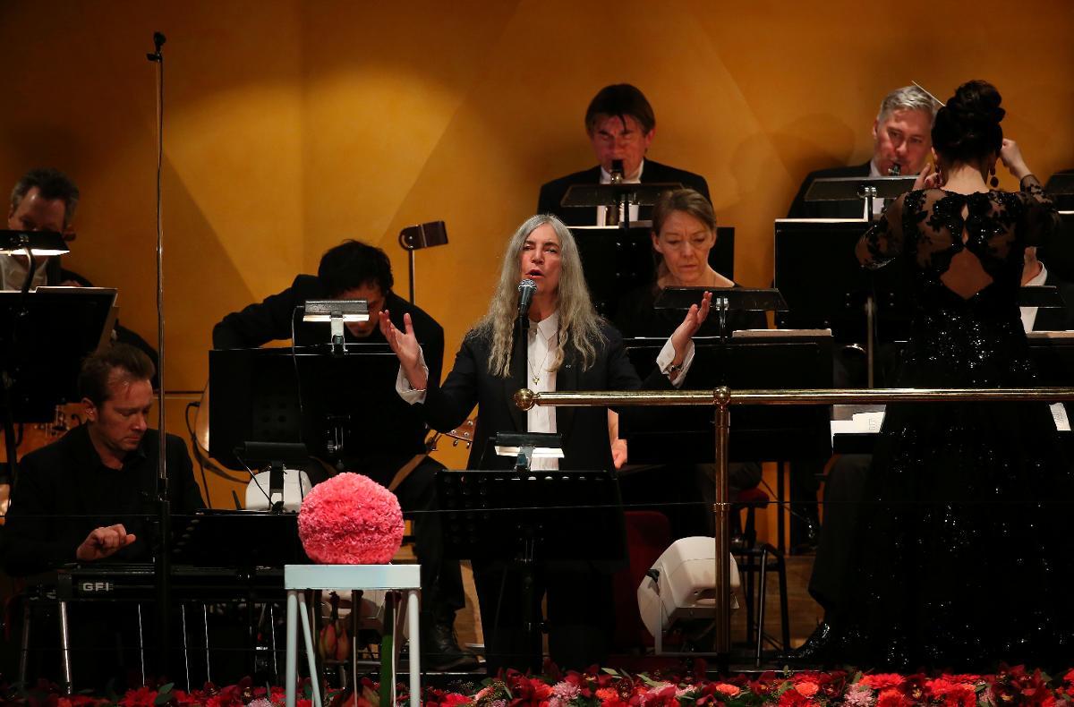 Patti Smith under hyllningsframträdandet till Bob Dylan i Konserthuset.