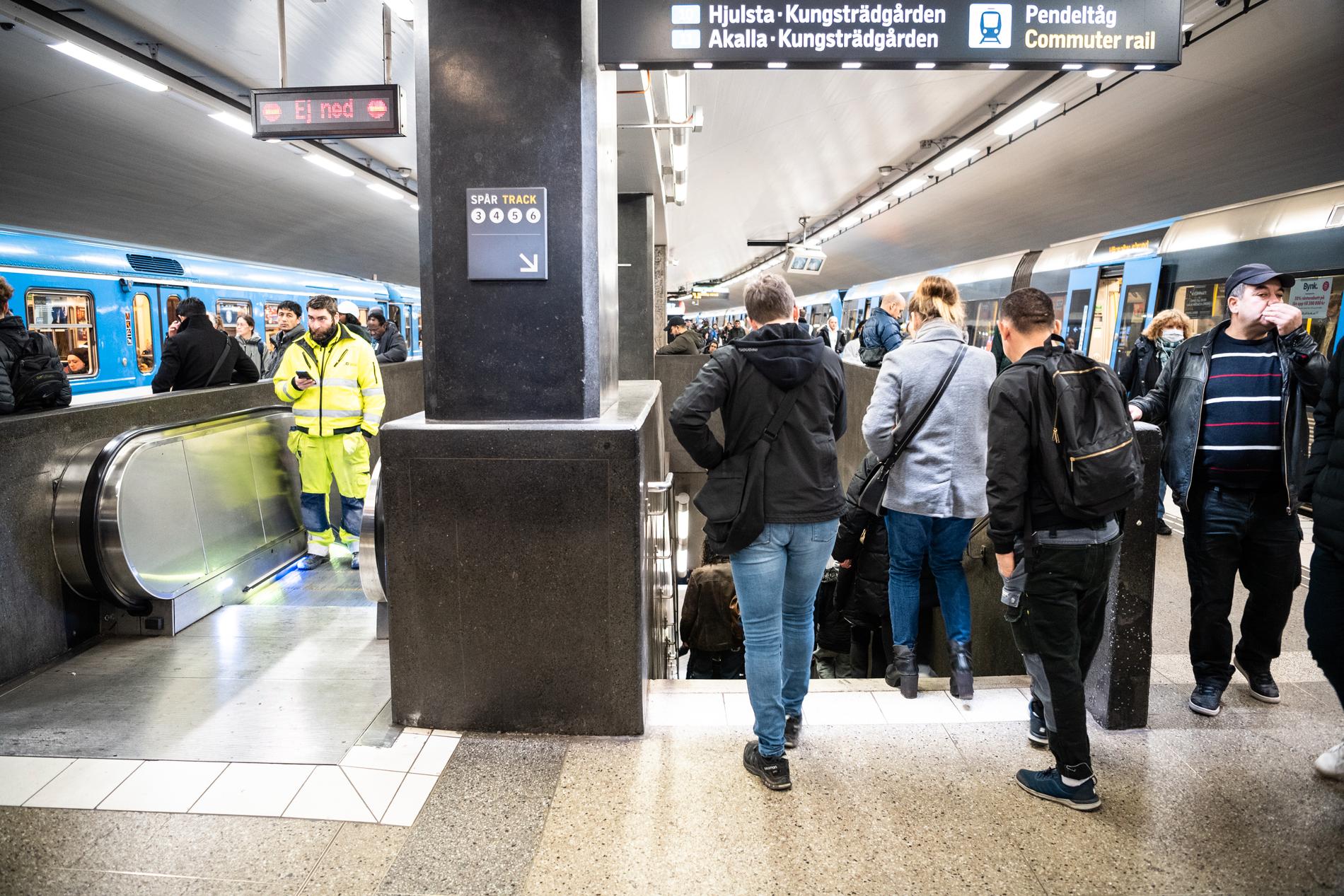 Trängsel på perrong i tunnelbanan i Stockholm.
