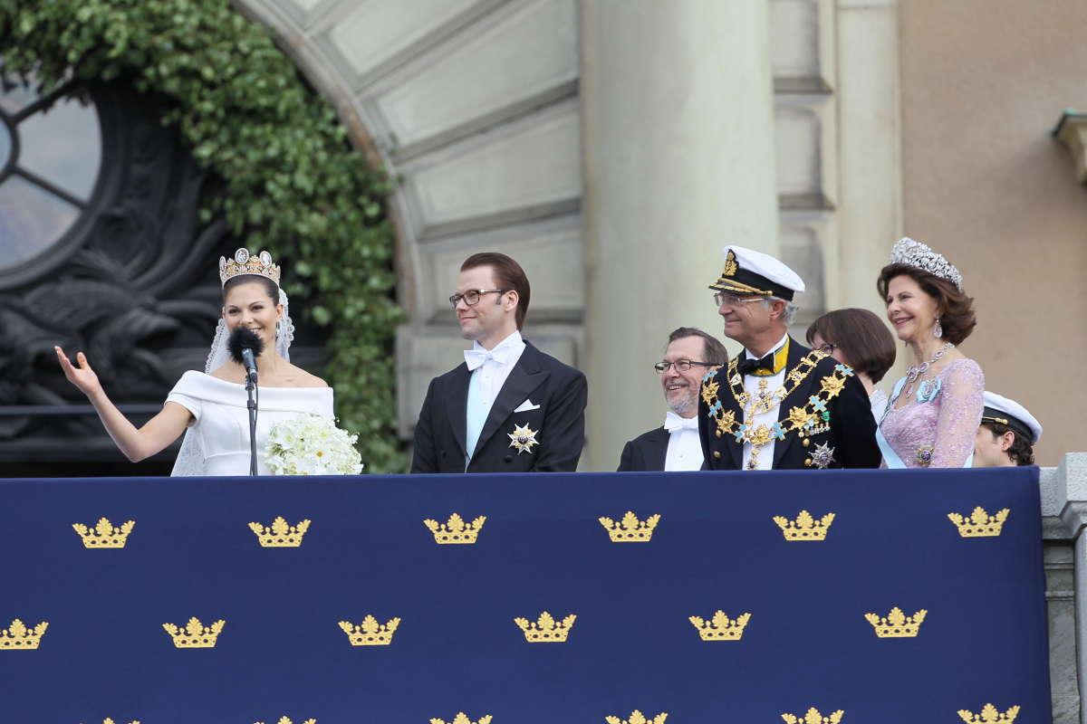 ”Gett mig min prins” Klockan 18.07 steg Victoria och Daniel ut på balkongen till folkets jubel. Tusentals människor hade samlats nedanför för att hälsa de nyvigda. Victoria höll ett kort tal: ”Kära, kära vänner. Jag vill börja med att tacka svenska folket för att ni har gett mig min prins.”