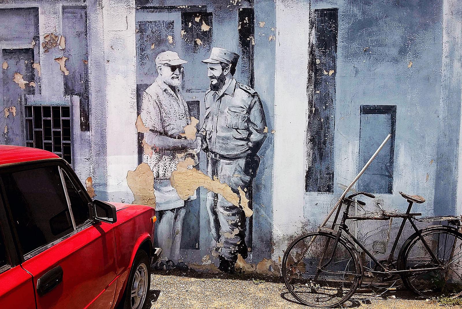En muralmålning föreställande den amerikanska författaren Ernest Hemingway tillsammans med Fidel Castro.