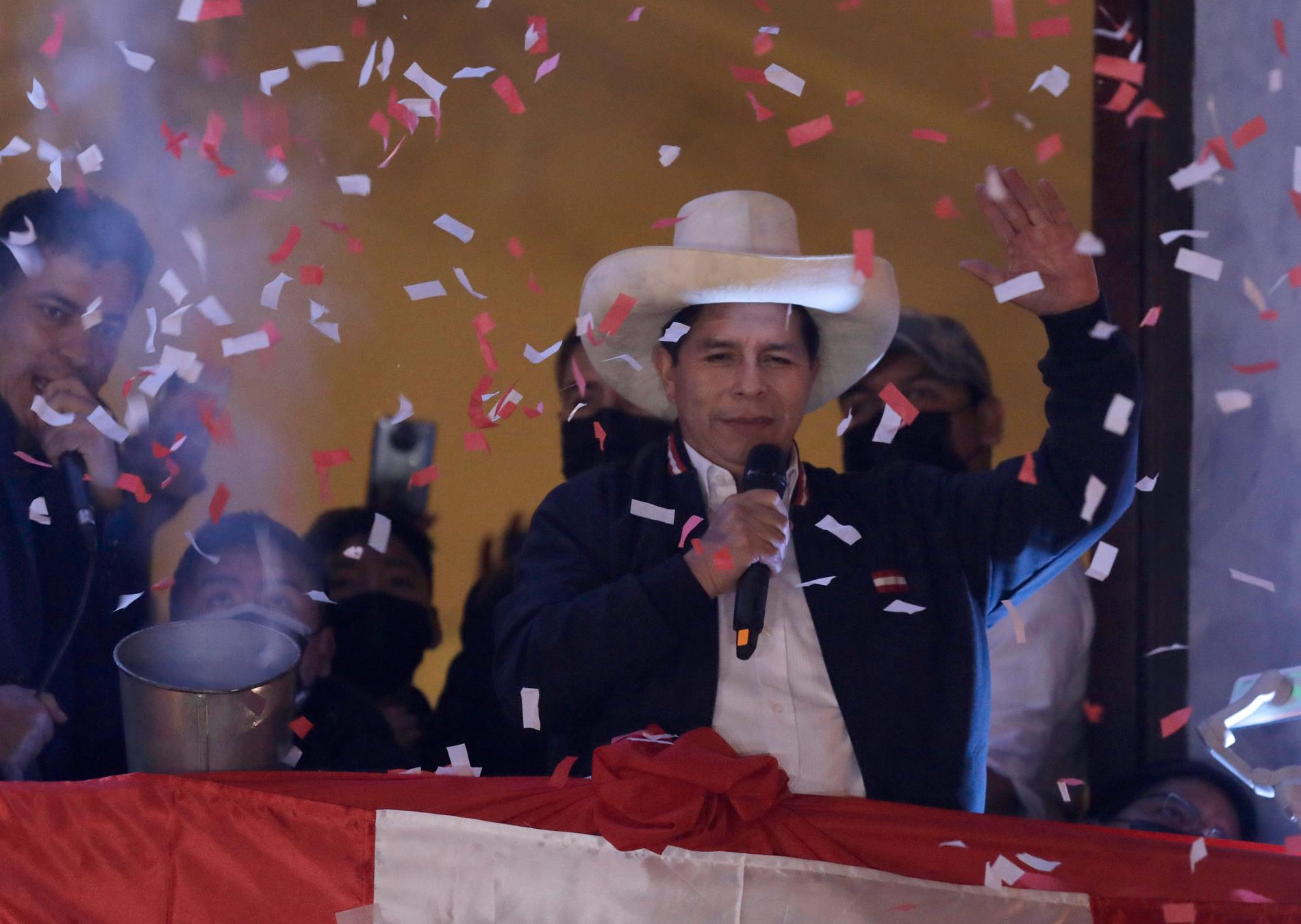 Vänsterkandidaten Pedro Castillo vinkar till sina anhängare efter att ha utsetts till Perus näste president.