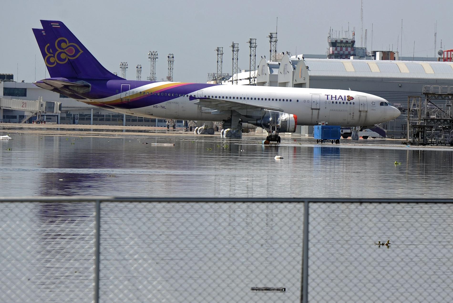 Bangkoks näst största flygplats Don Muang har använts som evakueringszon.