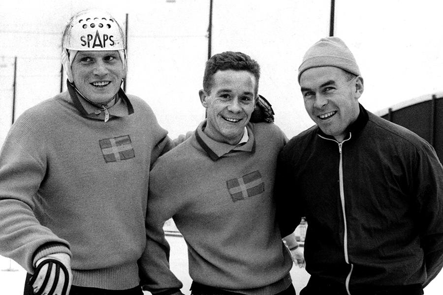 Landslagsstjärnorna i bandy Göran "Dallas" Sedvall (tv) och Bernt "Bempa" Ericsson (mitten) tillsammans med Sven Karlsson från Sandviken under en träning med bandylandslaget omkring 15:e november 1964.