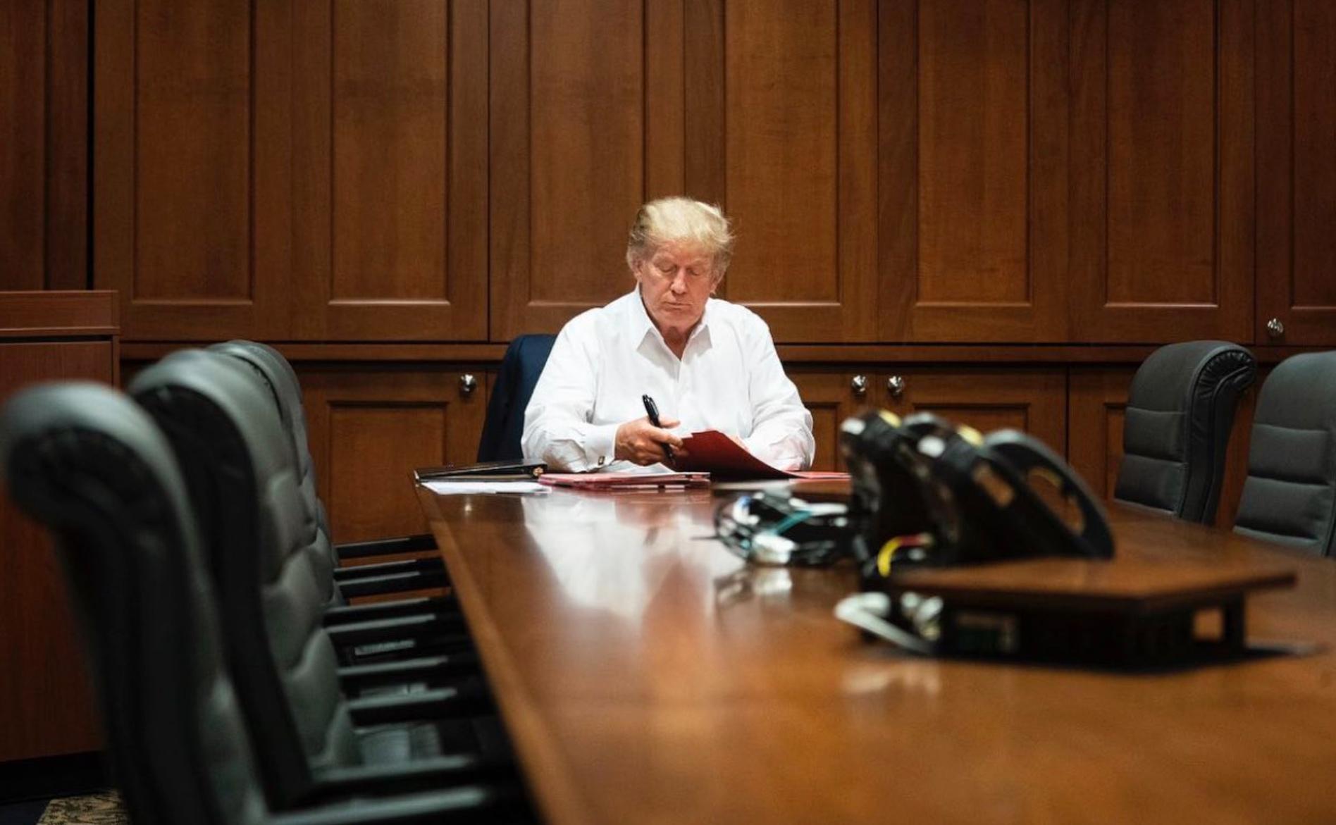 Vita huset har släppt en bild på Trump där han arbetar inifrån militärsjukhuset. 