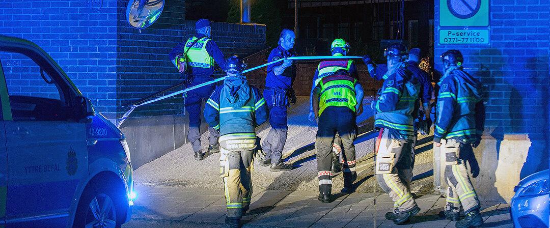 Polis och räddningstjänst på plats i Norrköping vid en av nattens explosioner. 