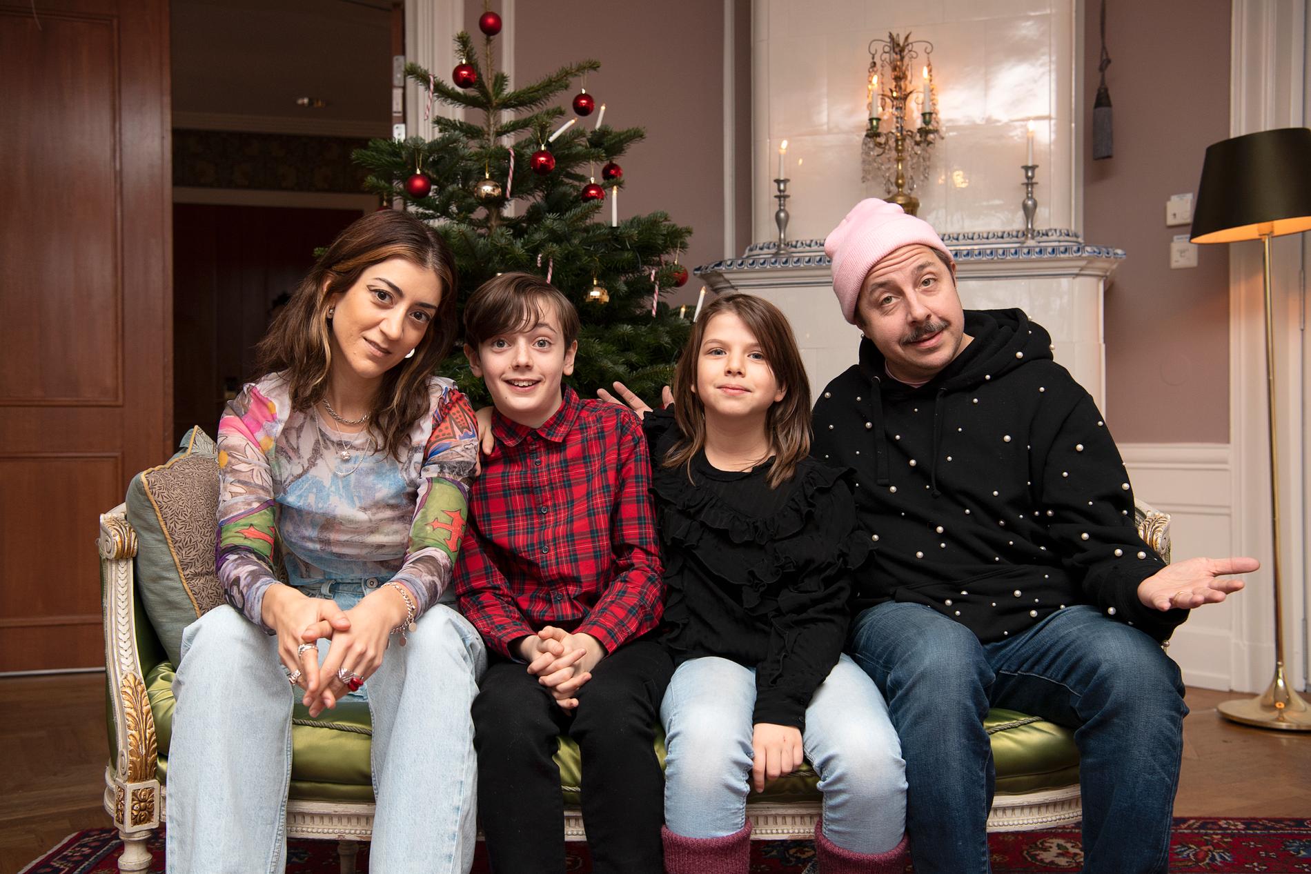Gizem Erdogan, Axel Adelöw, Paloma Grandin och David Sundin är familjen Knyckertz i SVT:s julkalender 2021.