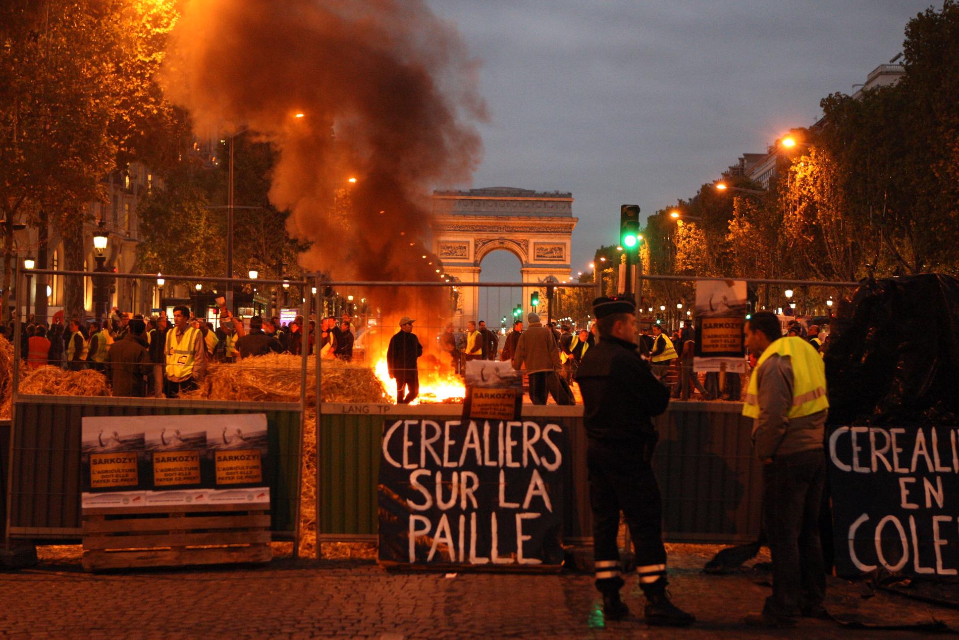 I oktober 2009 brände franska bönder däck och halm på paradgatan Champs-Elysées i Paris, i protest mot dålig lönsamhet. Arkivbild