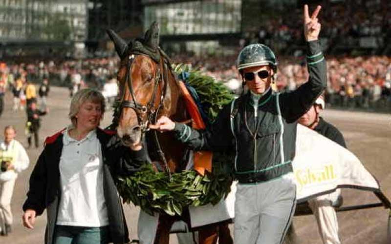 Stig H Johansson firar sin största seger någonsin, Elitloppet 2000 med Victory Tilly.