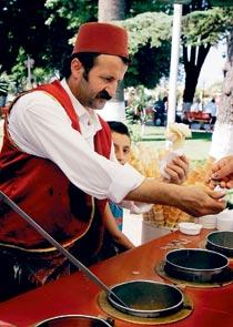 Det var här, i Samsun, som landsfadern Atatürk förbjöd fezen 1934. Men glassförsäljaren klassas som turistattraktion och tillåts bära den...