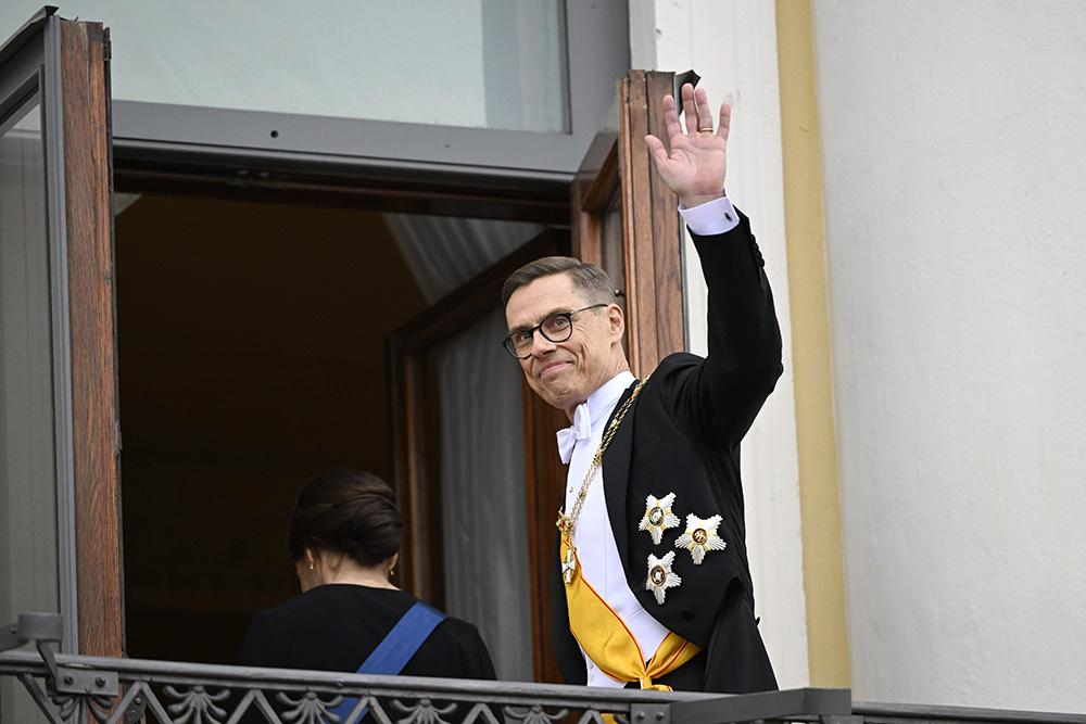 President Alexander Stubb vinkar till folket som samlats vid presidentpalatsets balkong efter installationen i Riksdagshuset. 