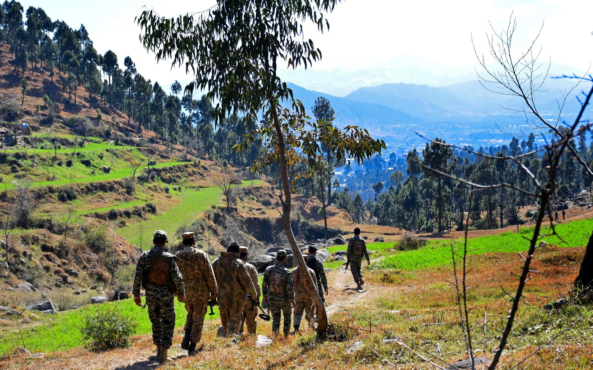 Pakistanska soldater patrullerar 27 februari i det område i Kashmir där två indiska flygplan uppges ha skjutits ner.