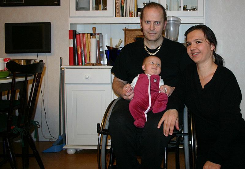 Benny Holmström och hans fru Bernadeta Losy är glada över att domen som innebär att Benny kommer få en stödperson så han kan vara pappaledig. Här tillsammans med dottern Veronica, 3,5 månader.