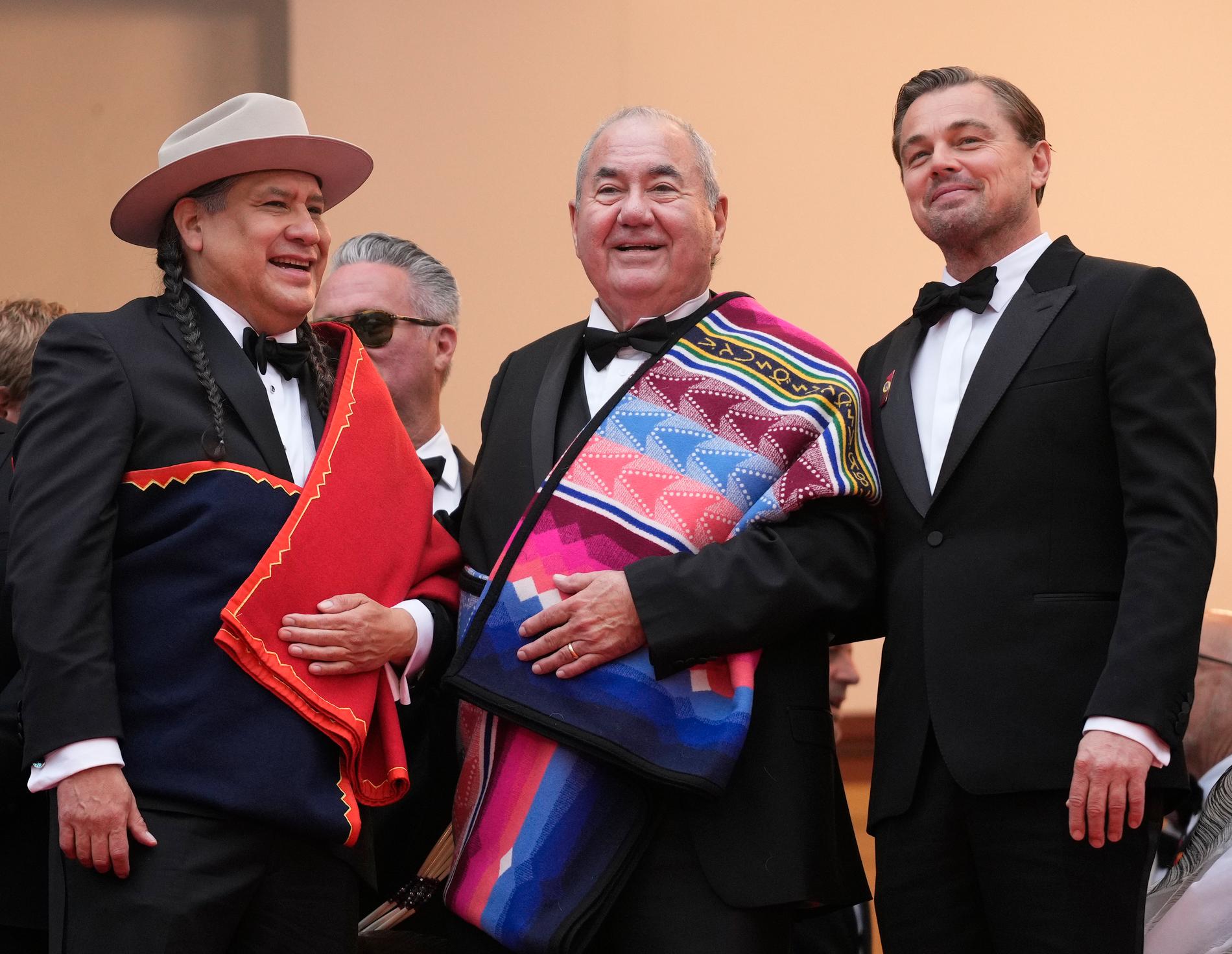 Yancey Red Corn, Chief Standing Bear och Leonardo DiCaprio fotas inför världspremiären av ”Killers of the flower moon”. 