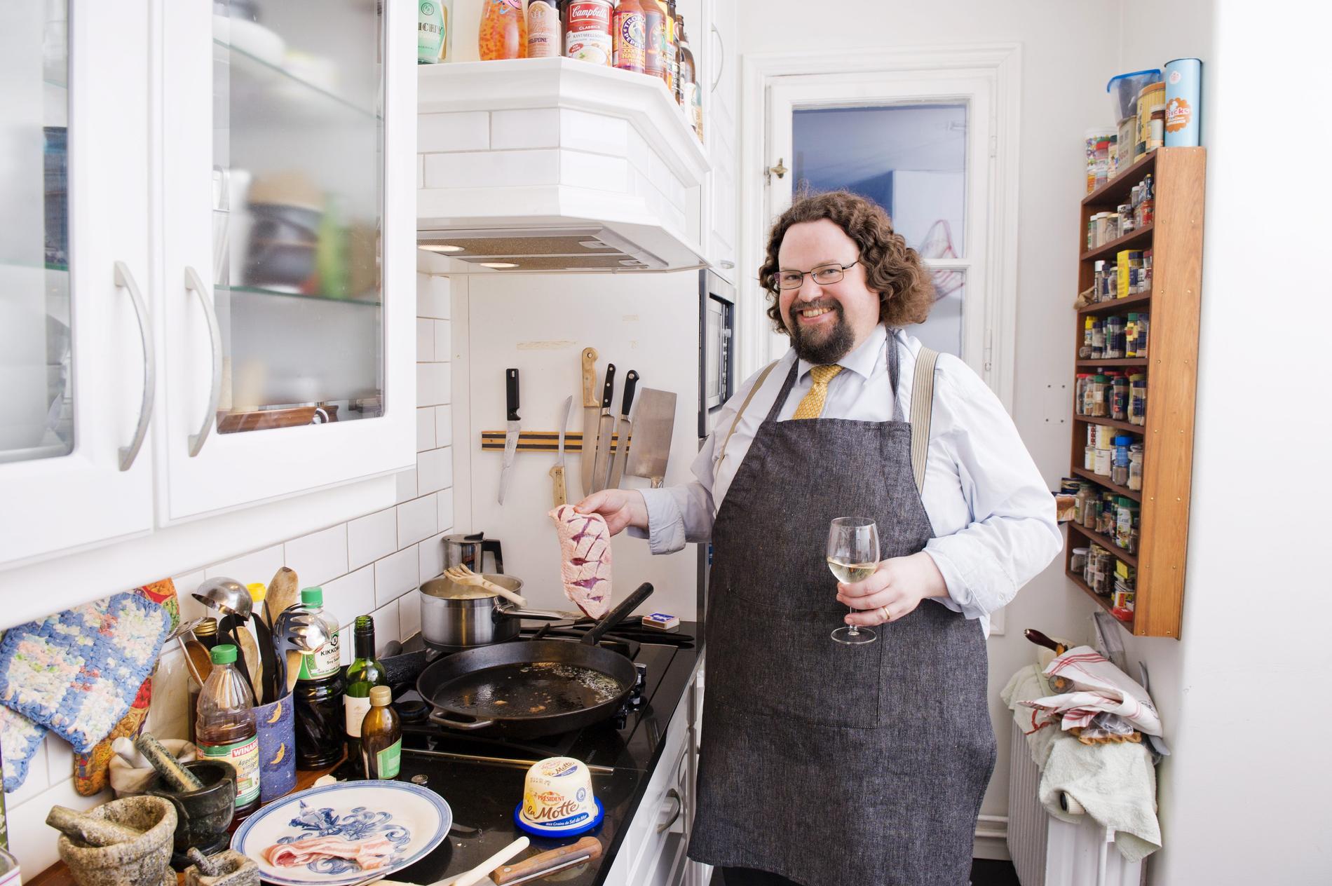 Edward Blom lagar middag hemma i sitt kök.
