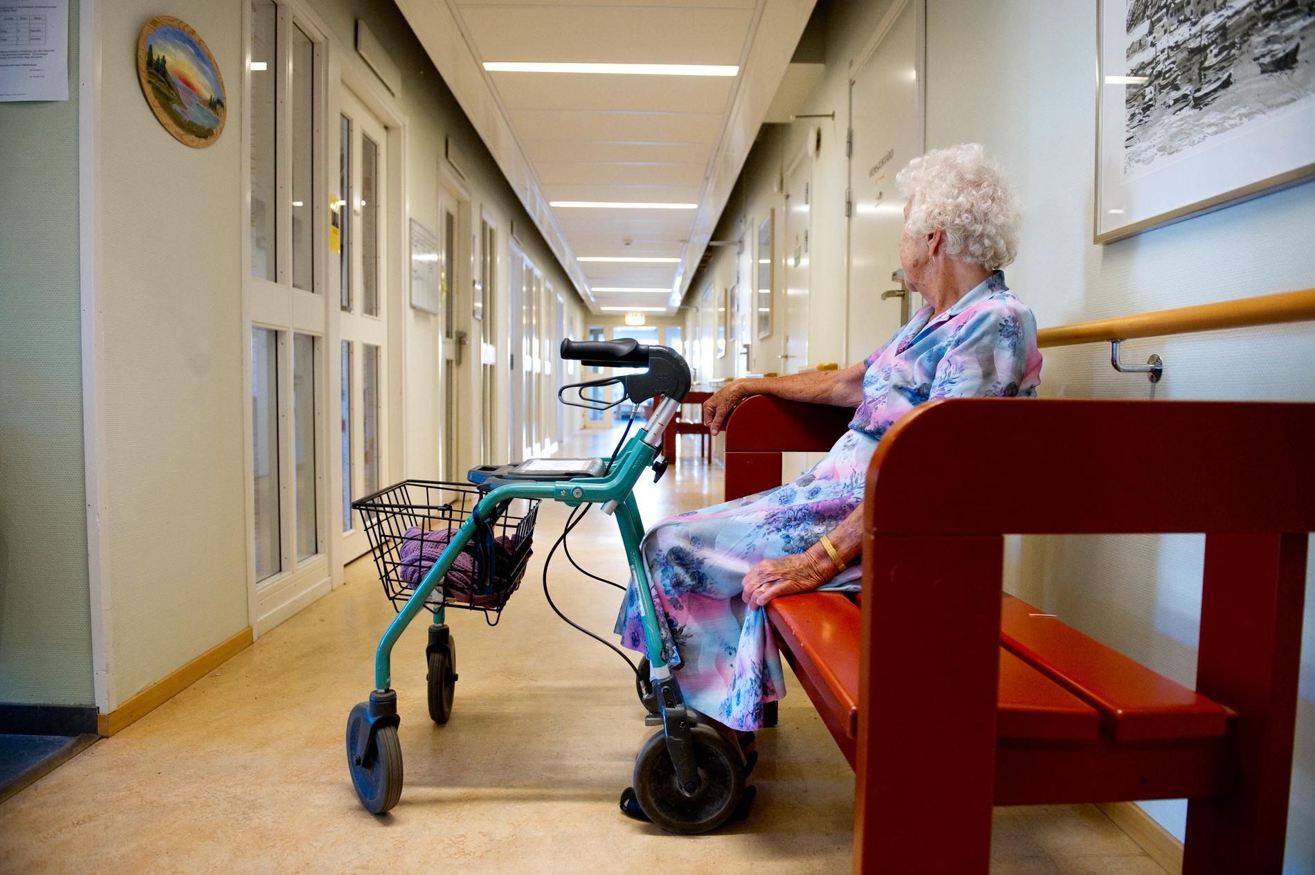 En äldre kvinna på ett äldreboende. Arkivbild.