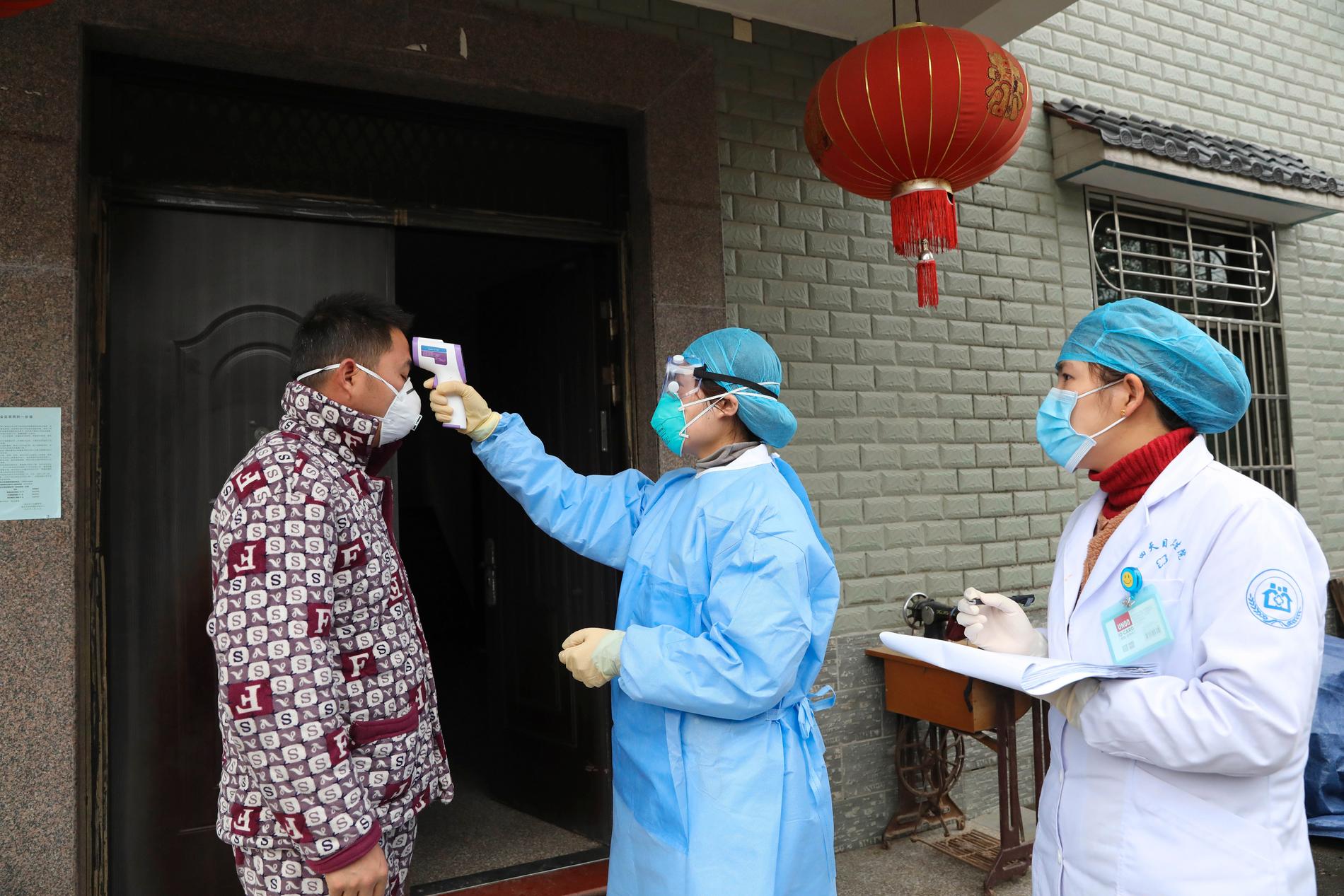 En person som vistats i Hubeiprovinsen undersöks av medicinsk personal i Hanzhou i östra Kina.
