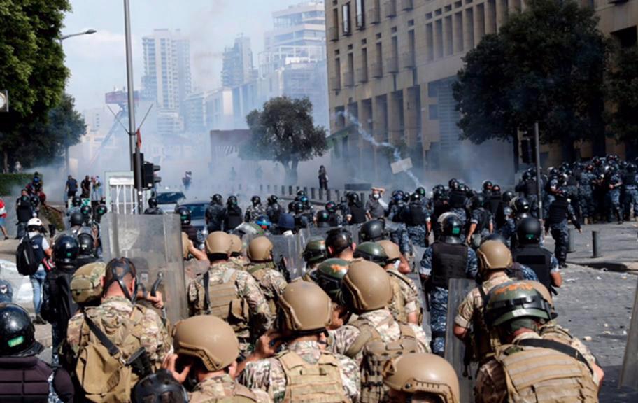 Flera hundra människor skadades i de våldsamma protesterna i Libanons huvudstad Beirut på lördagen.
