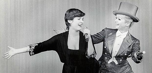 Carrie Fisher med mamma Debbie Reynolds i ett ­tidigt sångnummer.