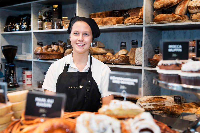 Märta Sandberg, 18, börjar ofta tidigt på sitt jobb som butiksbiträde i centrala Stockholm. Då har hon bara en kvart att göra sig klar.