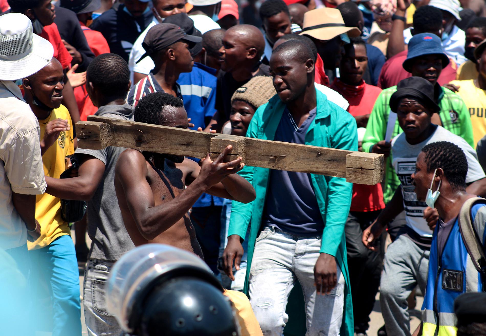 Kungen i Swaziland (Eswati) manar till lugn efter de senaste veckornas demonstrationer. Bild från en demonstration tidigare i oktober där en man symboliskt håller upp ett låtsasvapen i protest.