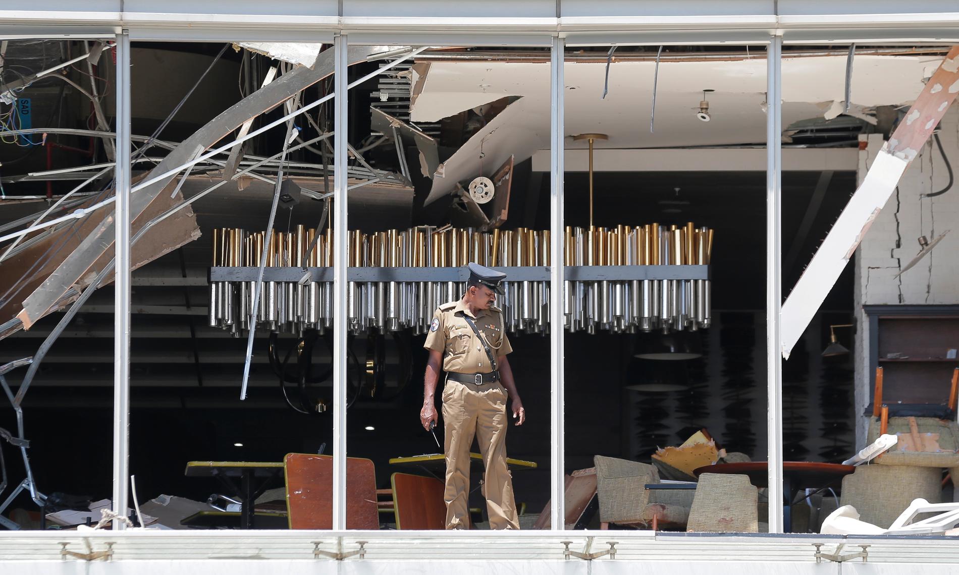 En polis inspekterar skadorna på hotellet Shangri-la i Colombo.