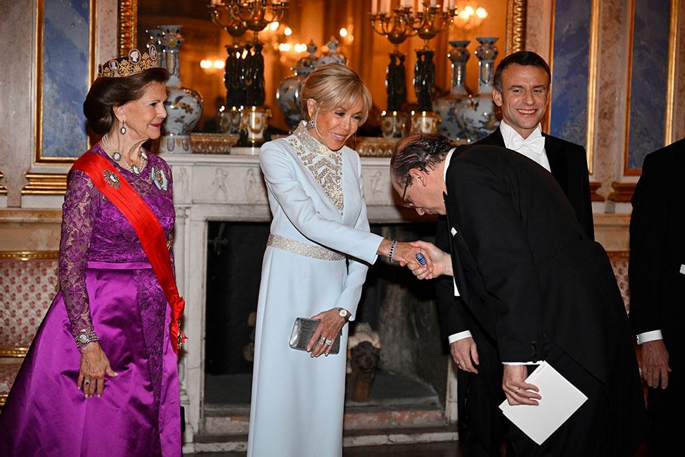 Kungaparet och presidentparet hälsade på gästerna innan det var dags att sätta sig till bords i Karl XI:s galleri på Kungliga slottet. 