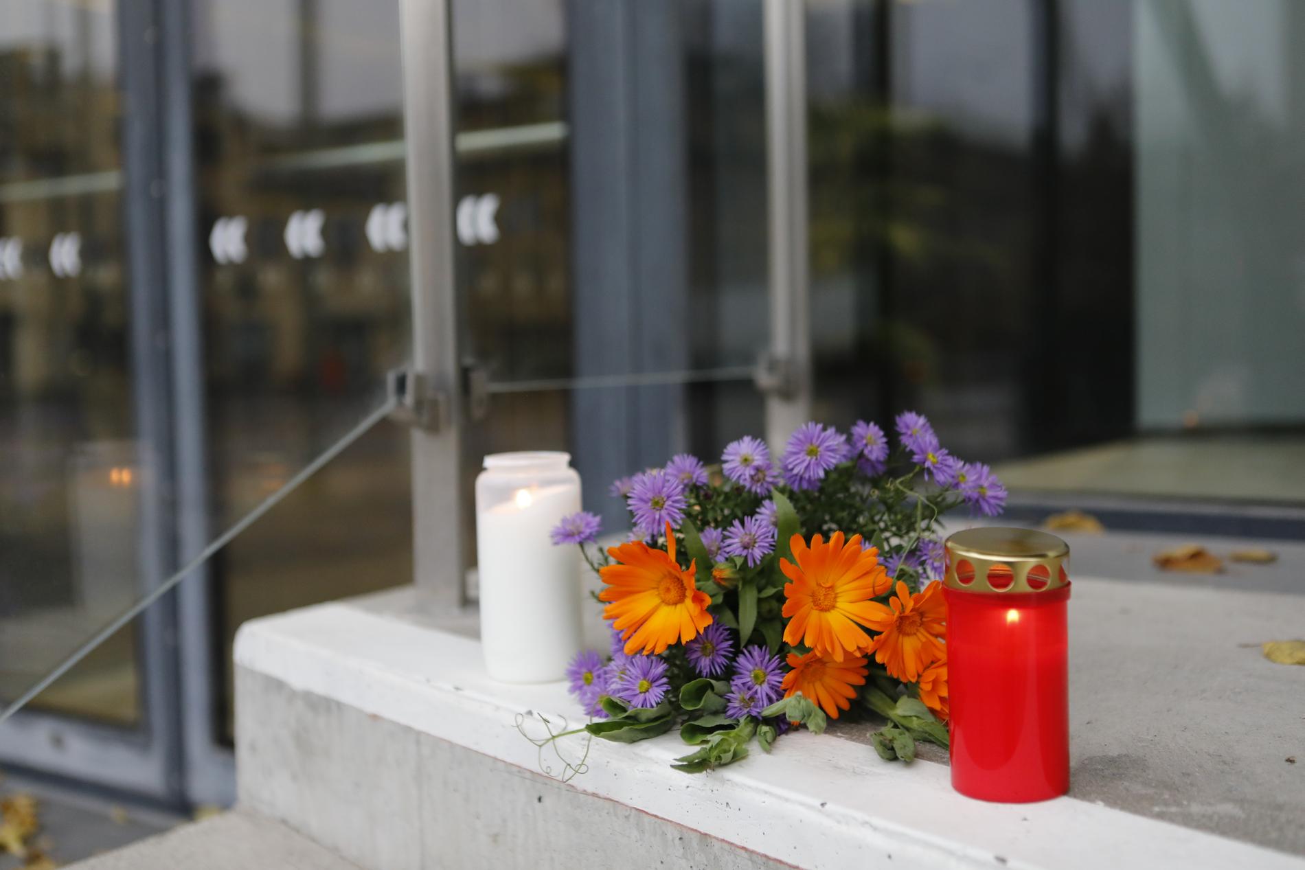 Blommor och ljus utanför Uppsala Konsert och Kongress dagen efter att två personer dött i lokalen.