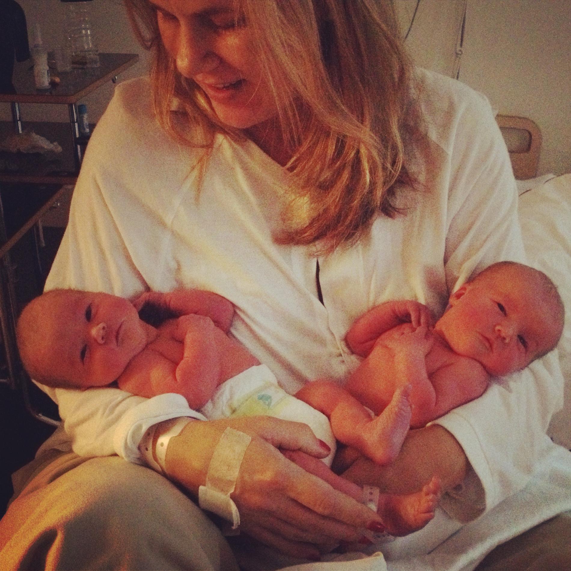Siri och Lily som nyfödda. 