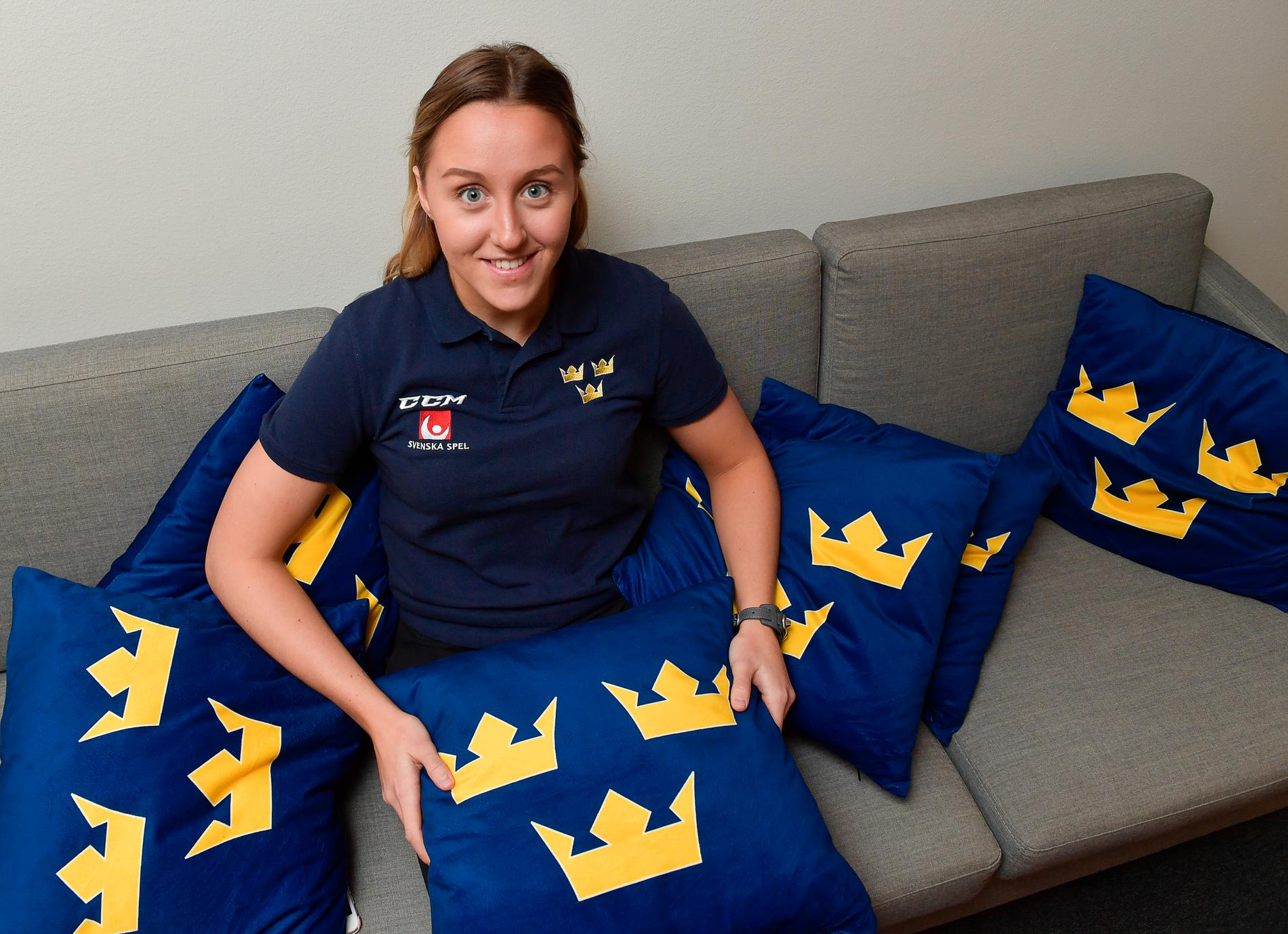 Hanna Olsson får dra på sig landslagströjan med de tre kronorna i VM fastän hon saknar fast klubbadress.