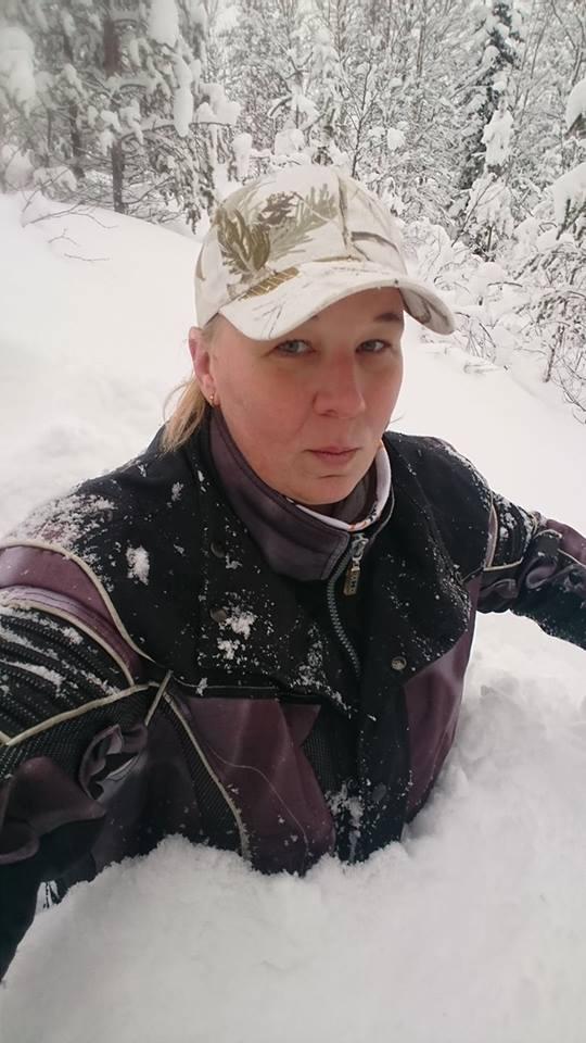 Det har kommit mycket snö i Malung den senaste tiden.  Theres Sålder Antonsson är cirka 180 centimeter lång och när det var som mest snö nådde det henne till bröstet. 