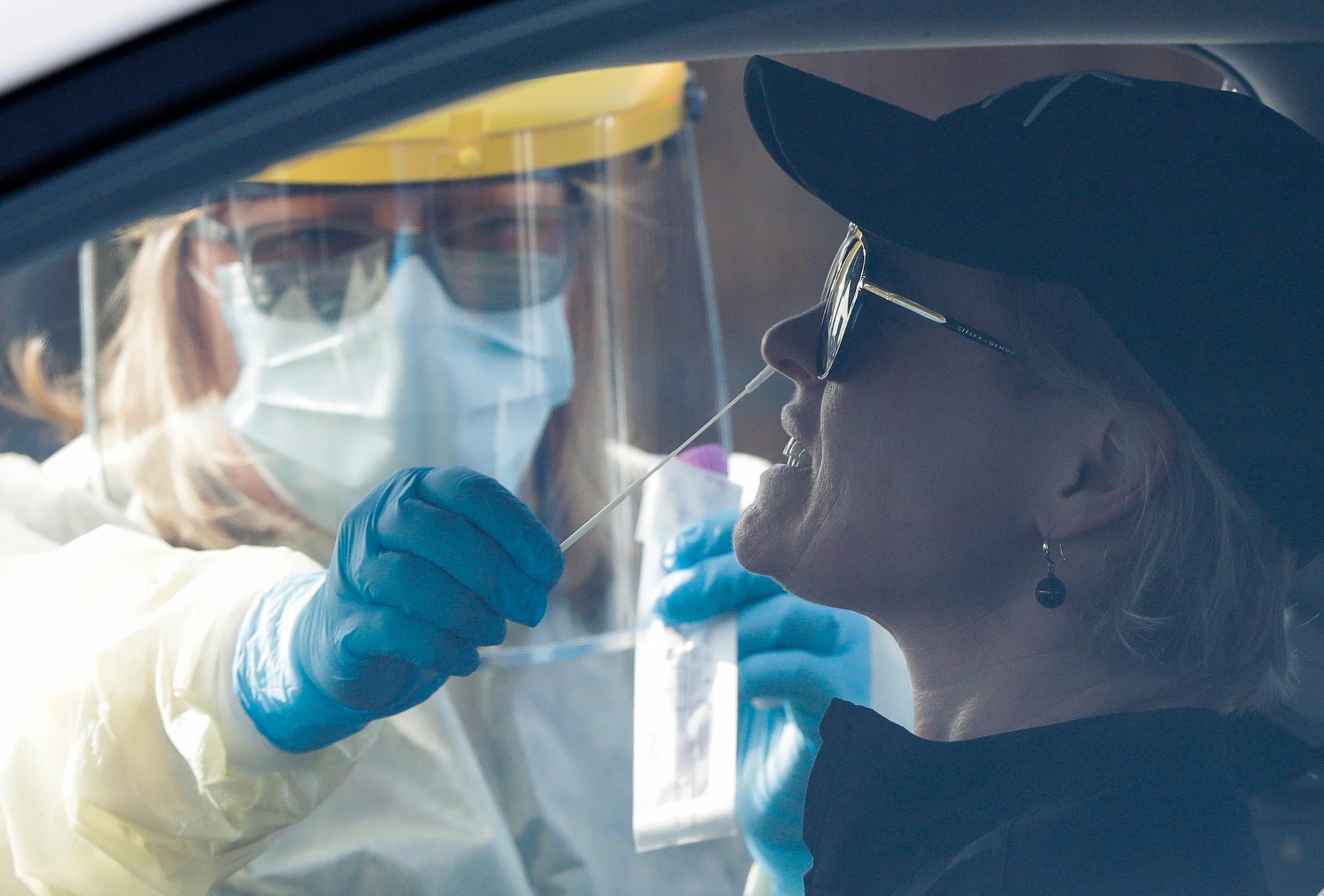 Sjukvårdspersonal genomför covid-19-tester på bilister i Christchurch, Nya Zealand. 
