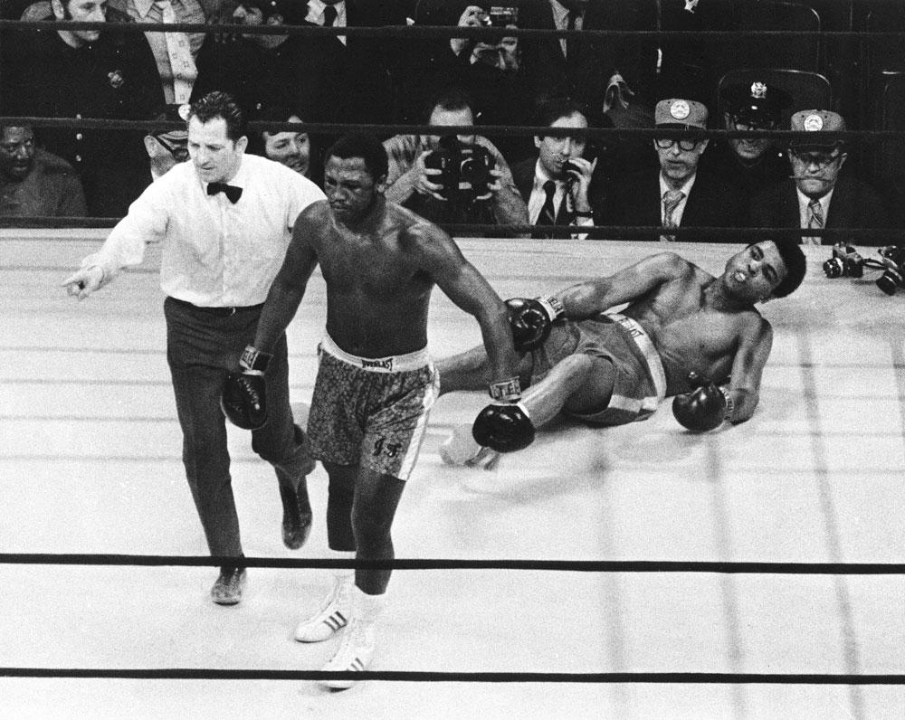 OVANLIG SYN Muhammad Ali ligger ner efter en hård vänster från Joe Frazier. Titelmatchen i Madison Square Garden 1971 döptes till "The Fight of the Century”. Båda boxarna var obesegrade fram till matchen, bara Frazier efter den.