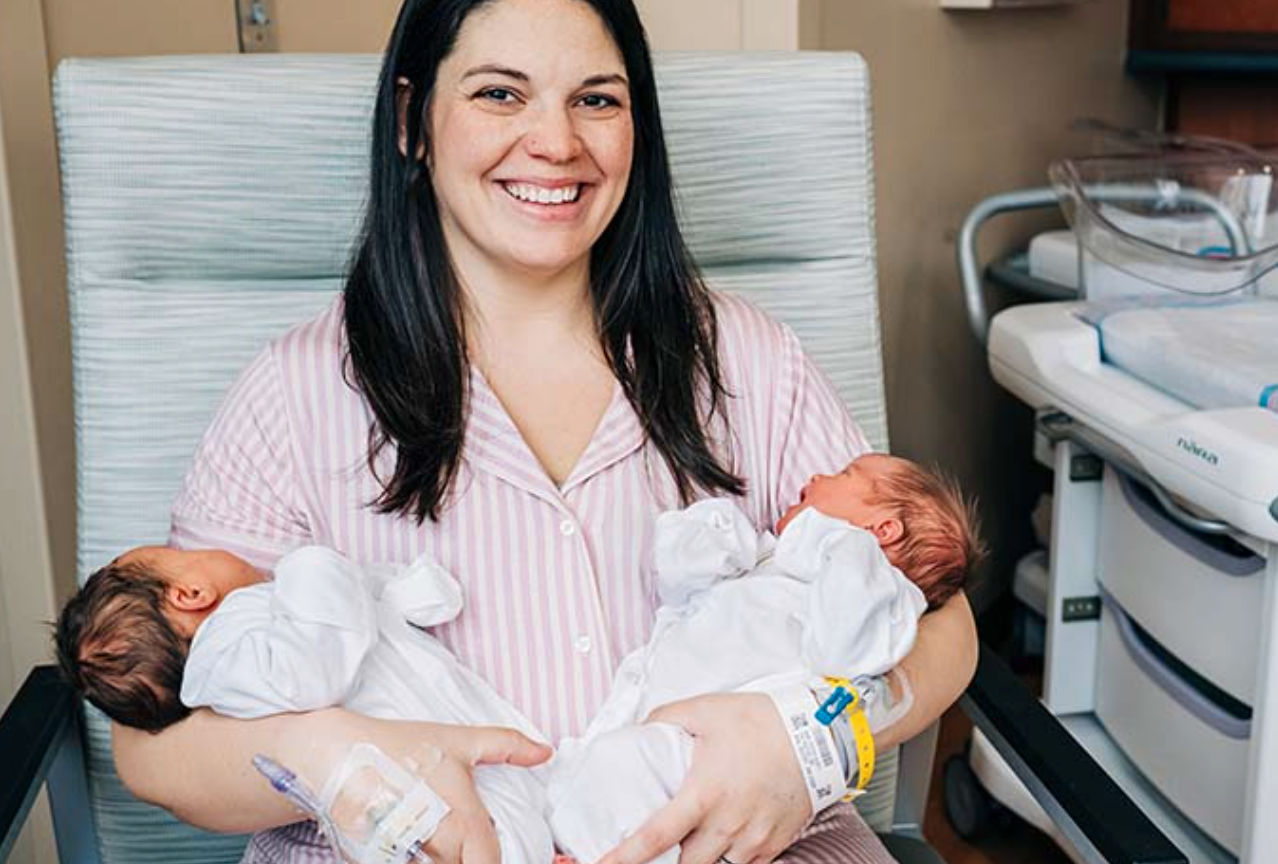 Kelsey Hatcher med sina två nyfödda barn Roxi och Rebel.