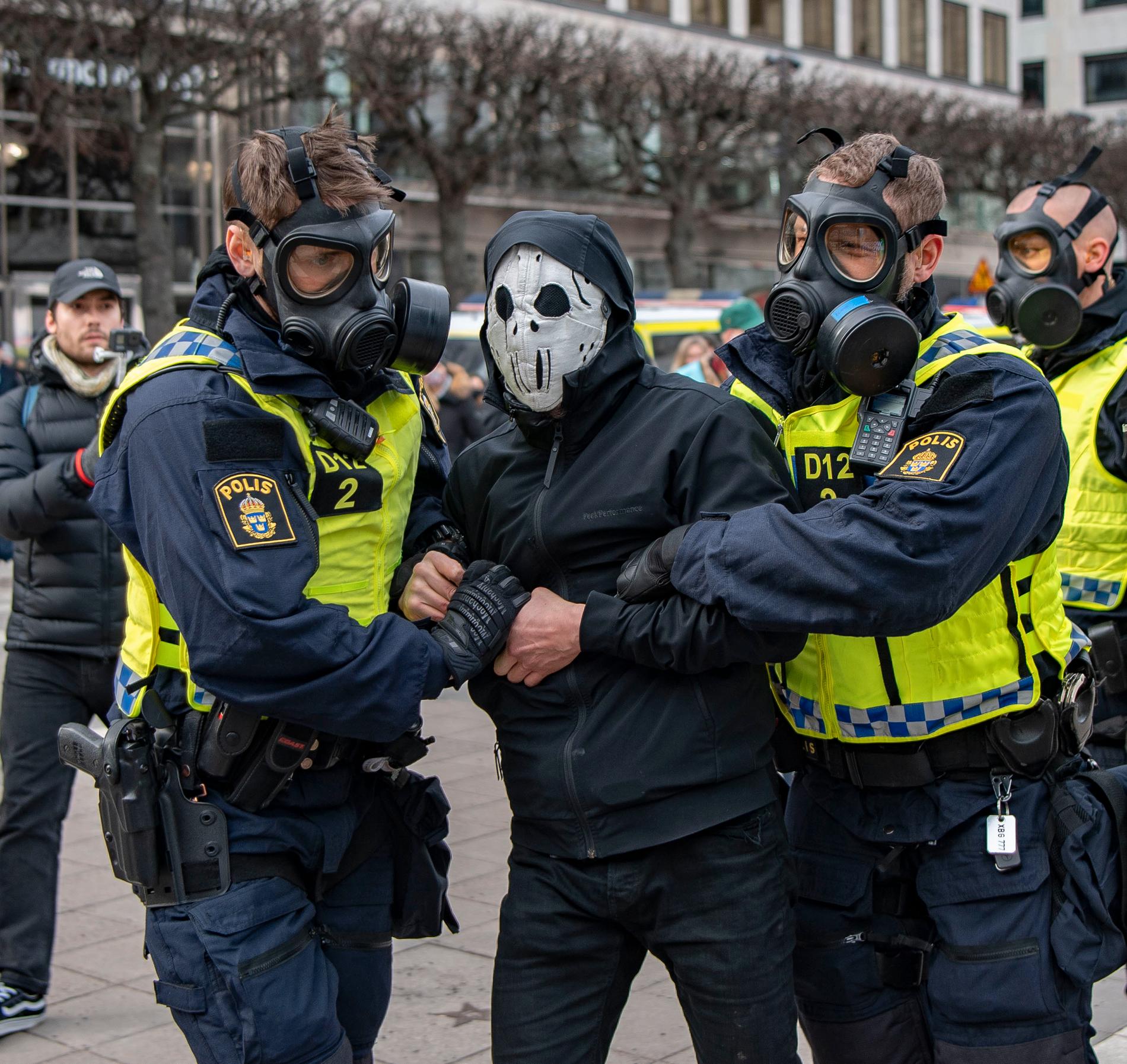 Poliser för bort en person i samband med demonstration mot coronarestriktionerna och den svenska coronastrategin på Norrmalmsstorg i Stockholm.