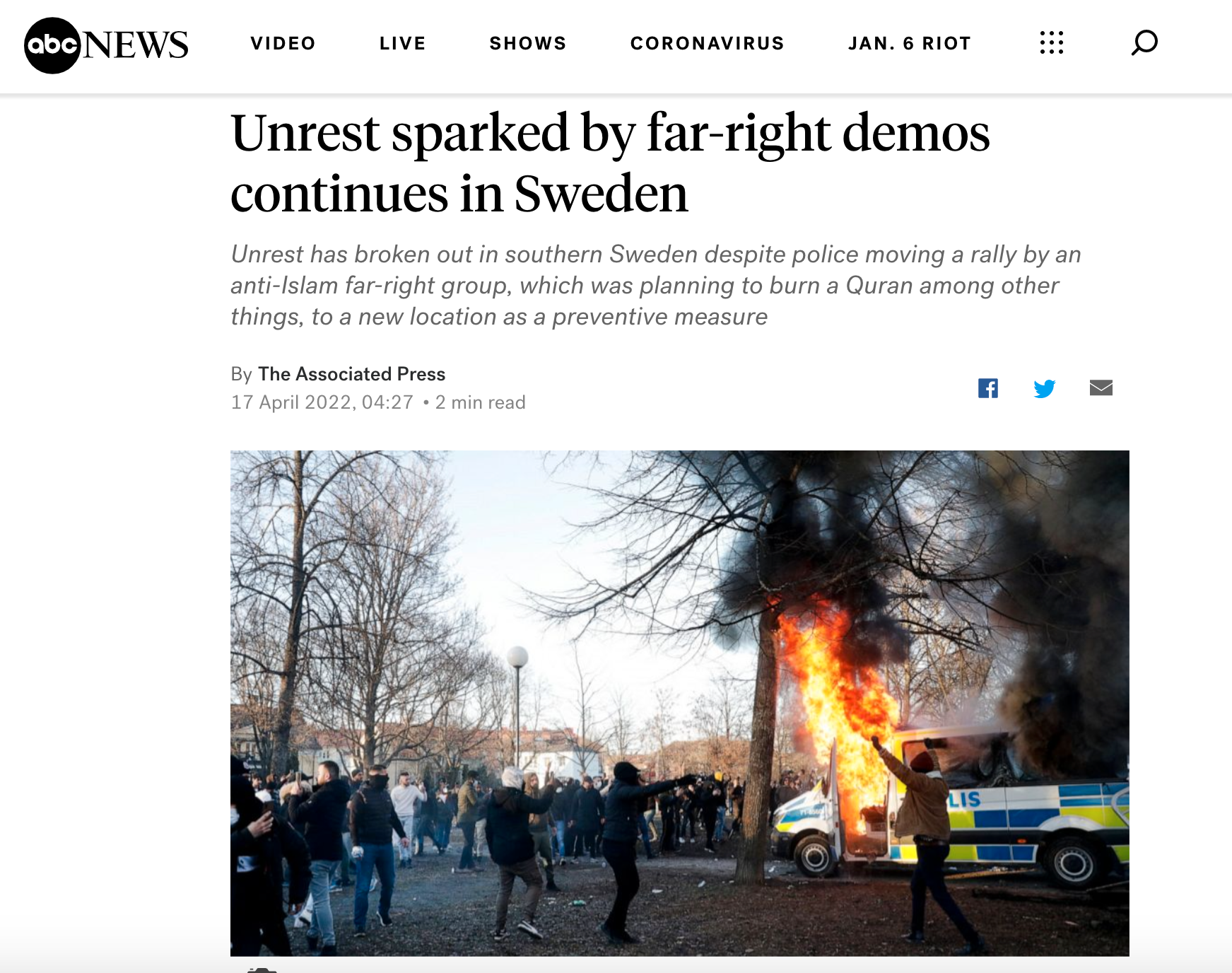 ABC News publicerade en bil från Örebro, där en stor grupp människor ser ut att tjoa runt en brinnande polisbuss. 